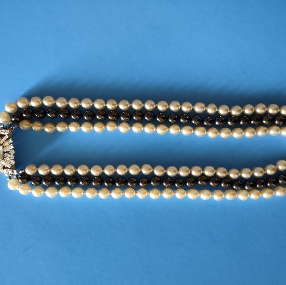 Vintage Faux Pearl Necklace - Picture 7 of 9